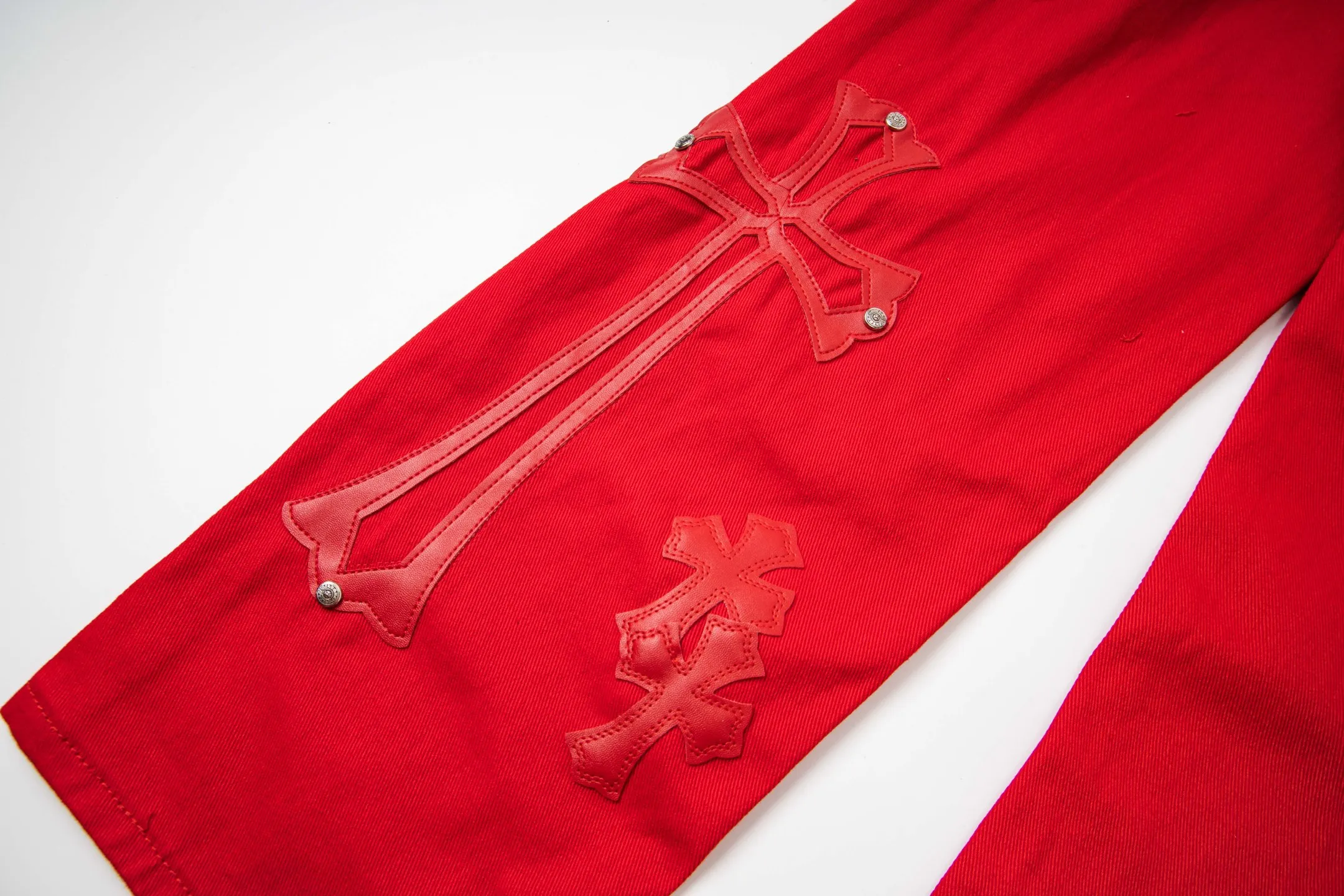 P260 CHROME HEARTS 25ss dopamine Chinese red cross leather washed jeans - Full of exploring the ultimate in fashion, Chrome Hearts' new Chrome Hearts pants not only present a unique style, but the fresh ice blue color looks particularly youthful and energetic. The mid-high waist design is paired with a lazy and casual style, which not only shows long legs but also maintains a casual feel. It is a must-have fashion choice for trendy men and trendy women. Style No.: 1789 Color: Dopamine Red Size: 28 30 32 34